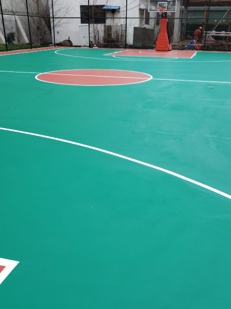 平果 球场长期使用易出现地面开裂
